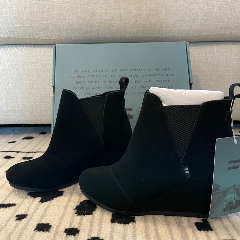 Toms NWT  Kelsey black suede bootie